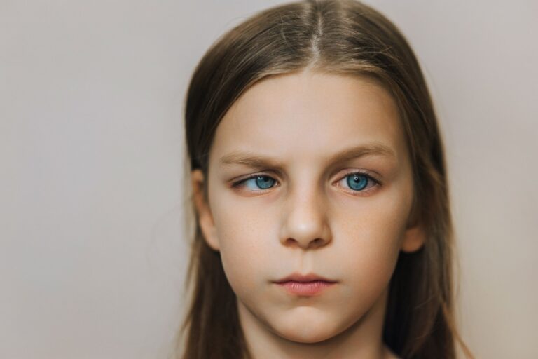 Prim-plan fetita cu strabism