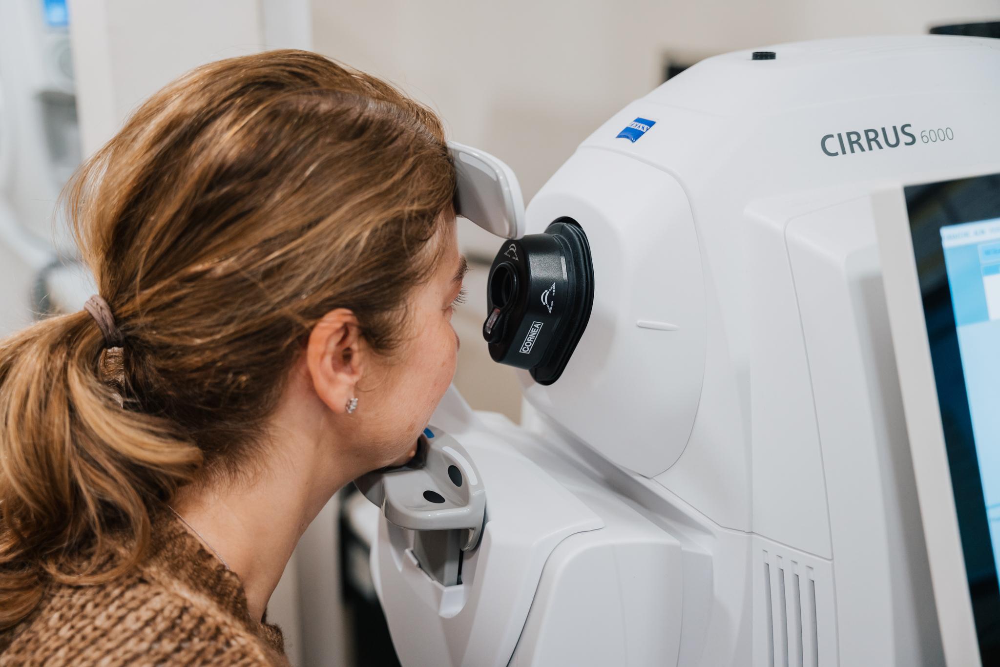 Pacienta in timpul unei angiografii