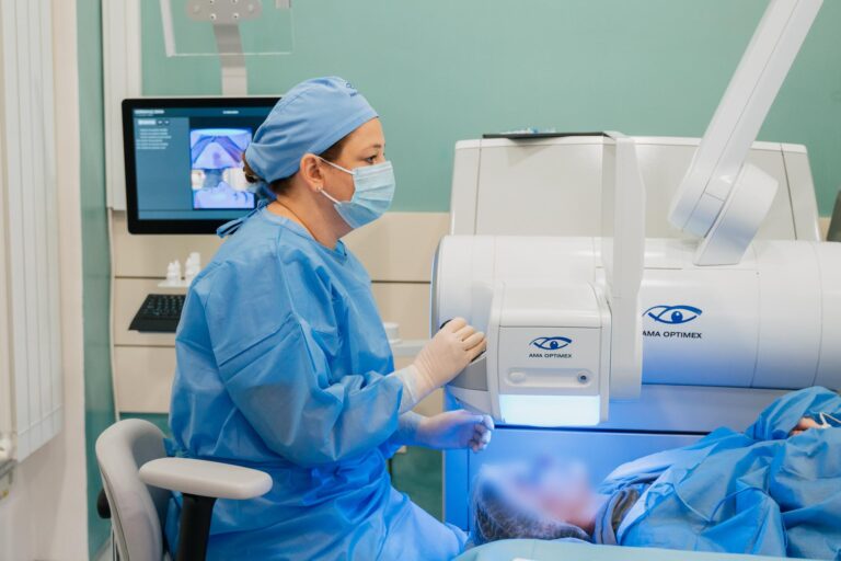 Pacienta in timpul unei operatii pentru corectarea simultana a miopiei si astigatismului 