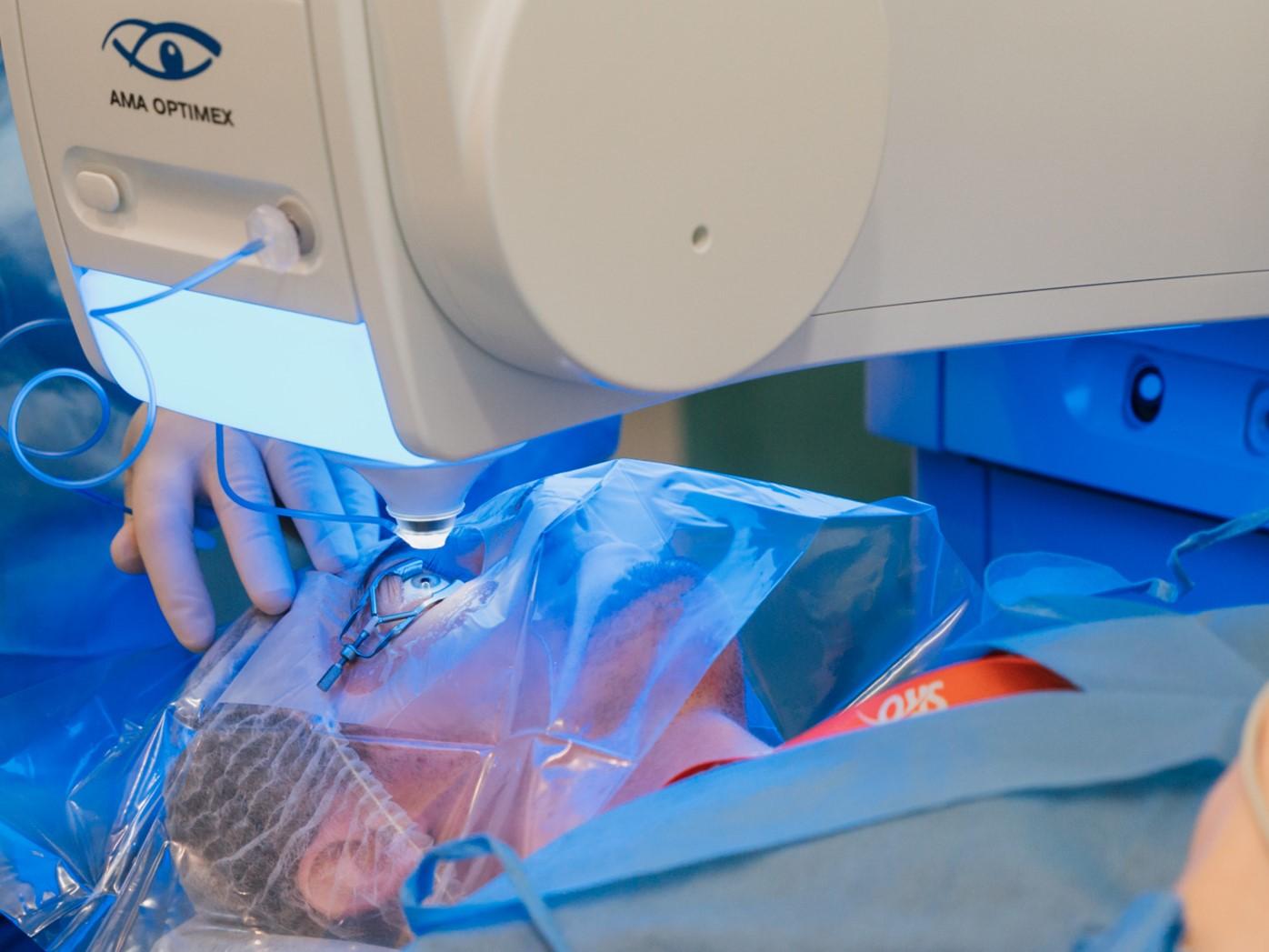 Imagine din timpul unei proceduri FemtoLasik pentru corectarea simultana a miopiei si astigmatismului