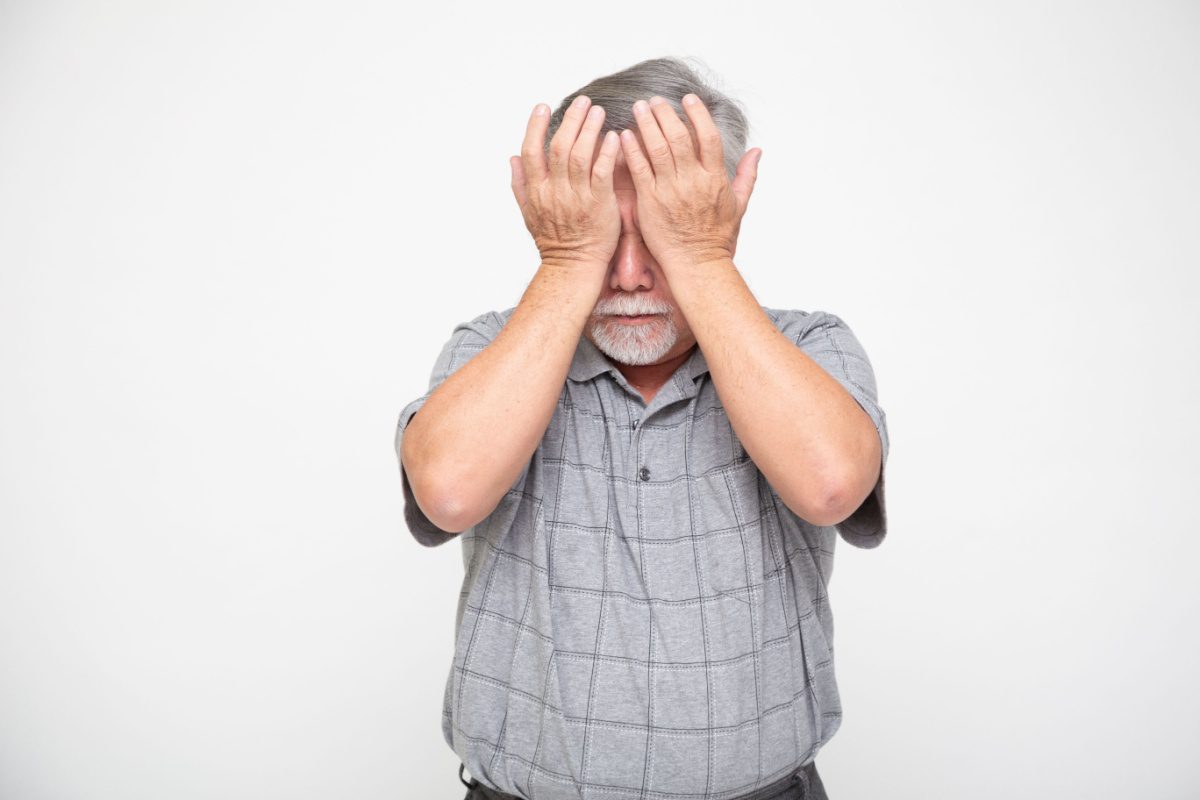 Barbat frecandu-se la ochi