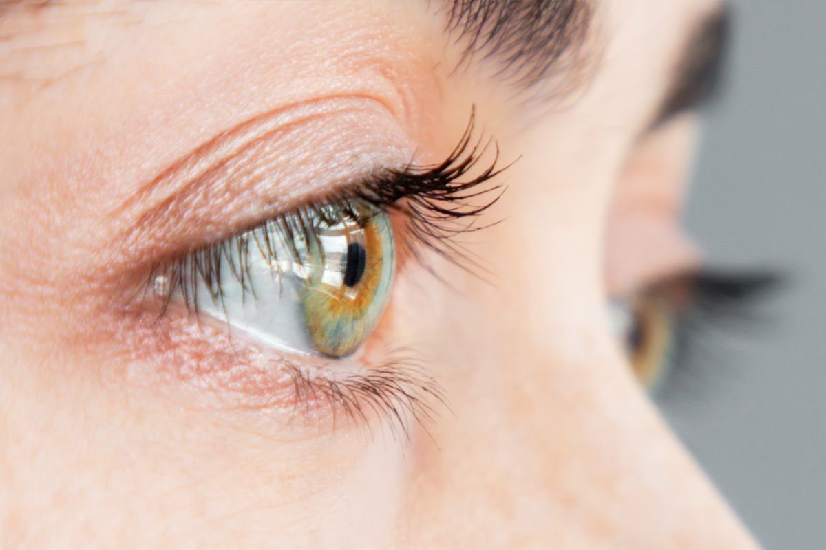 Prim plan ochi femeie cu varsta peste 40 de ani